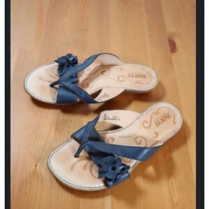 Born Women's Leather Flip Flop Sandals Blue Flower Detail Size 7M